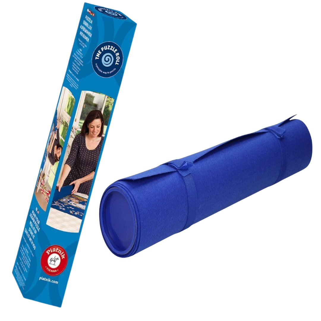 Auf der Abbildung ist die Verpackung sowie die ausgepackte, zusammengerollte Puzzle Rolle zusammengehalten von den beiden elastischen Bändern mit Klettverschluss zu sehen.
