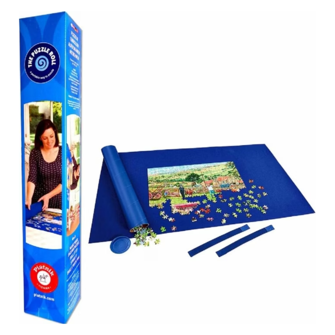 Auf der Abbildung ist die Verpackung sowie die ausgepackte, Puzzle Rolle aus Filz als Unterlage für ein Puzzle, die Papprolle mit zwei Verschlusskappen mit losen Puzzleteilen zur Aufbewahrung sowie die hier nicht verwendeten elastischen Bänder mit Klettverschluss zu sehen.