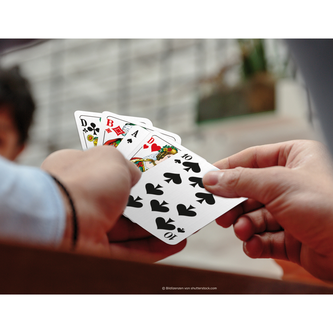 Eine Hand hält einen Kartenfächer mit den ASS Altenburger Skat Spielkarten Leinen.