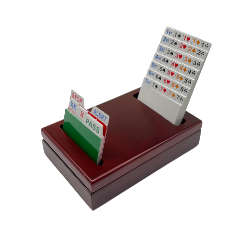 Einzelne Holzbietbox mit eingestellten Bietkarten vor weißem Hintergrund.