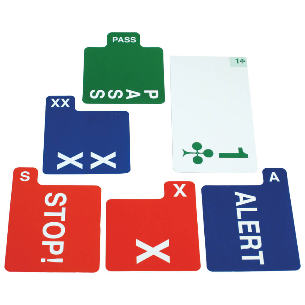 einzelne Ersatzkarten für Bietboxen Klassik ausgebreitet auf hellem Untergrund - Pass-Katen, Stop-Karte, Alert-Karte, Kontra- und Re-Kontra-Karte