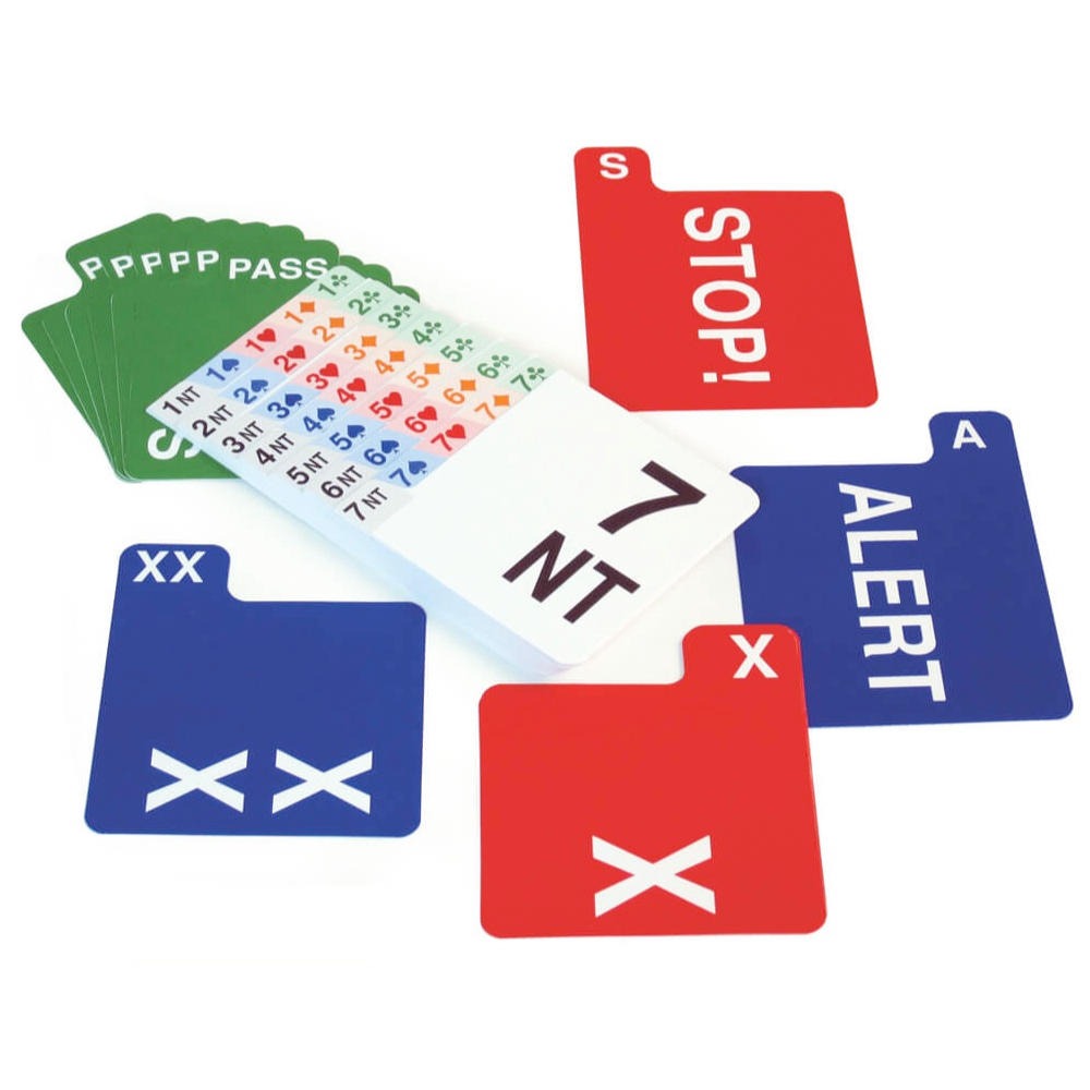 Ersatzkarten für Bietboxen Klassik ausgebreitet auf hellem Untergrund (Pass-Katen, Stop-Karte, Alert-Karte, Kontra- und Re-Kontra-Karte sowie die Zahlenkarten.