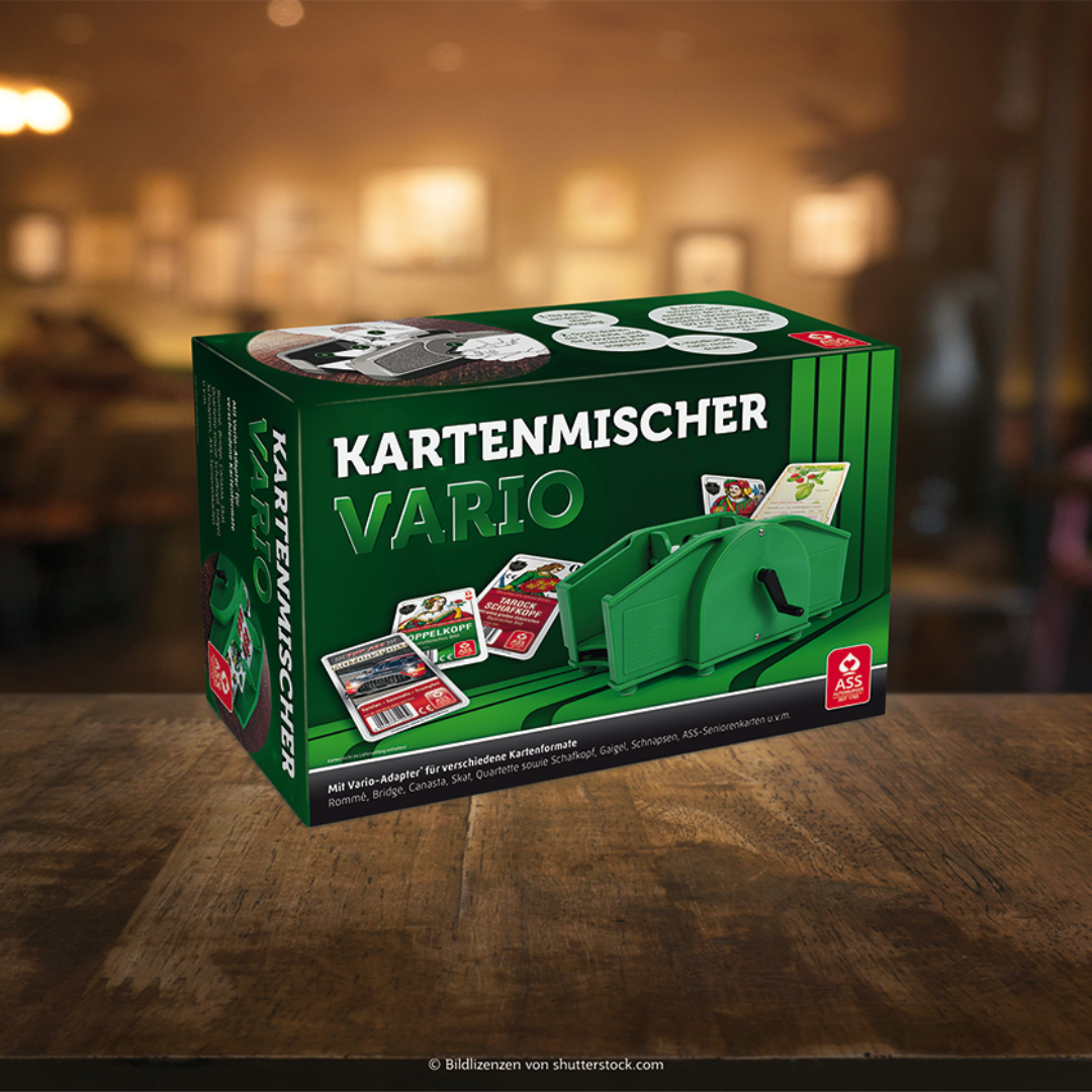 Der Spielkartenmischer in der Verpackung präsentiert in rustikaler Atmosphäre auf Holztisch.