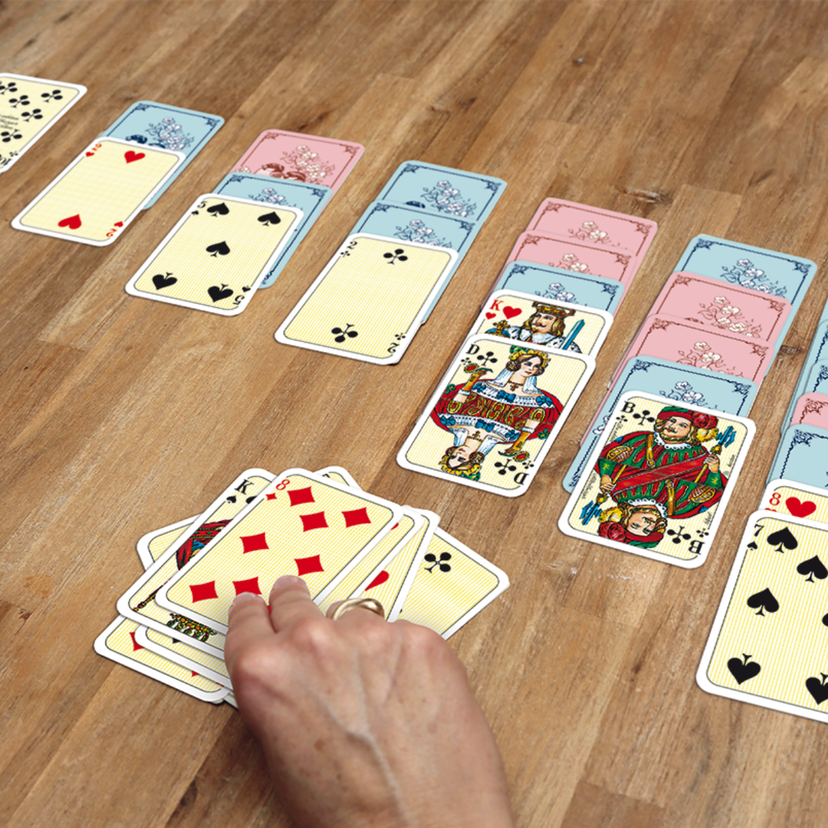 Patiencekarten ASS Altenburg auf Tisch zur Patience ausgelegt