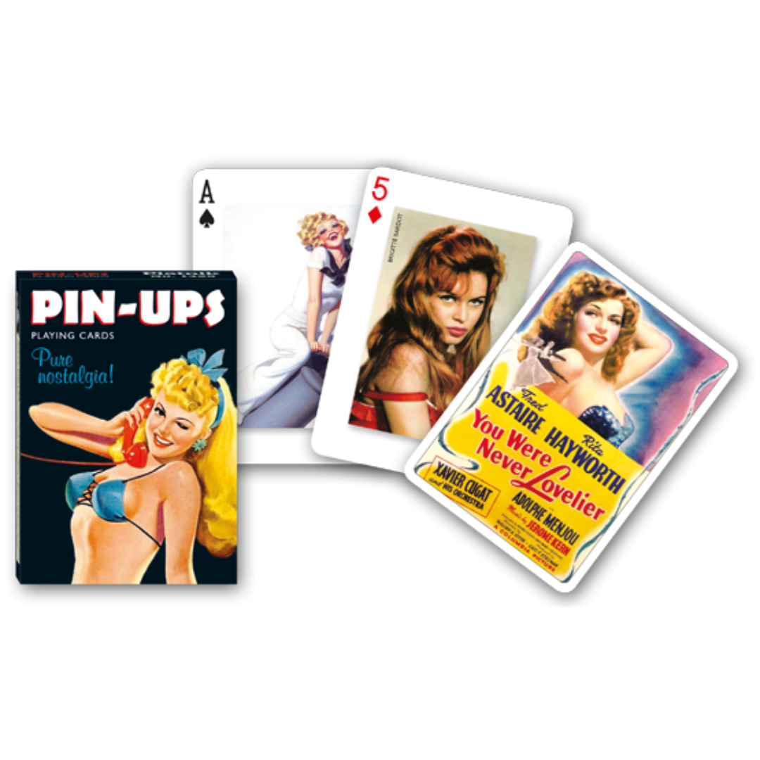 Themenkarten aus der Serie Collectors Cards von Piatnik zum Thema Pin Ups: Abgebildet sind die Schachtelvorderseite, zwei individuell gestaltete Karten mit passenden Motiven zum Thema sowie die Kartenrückseite.