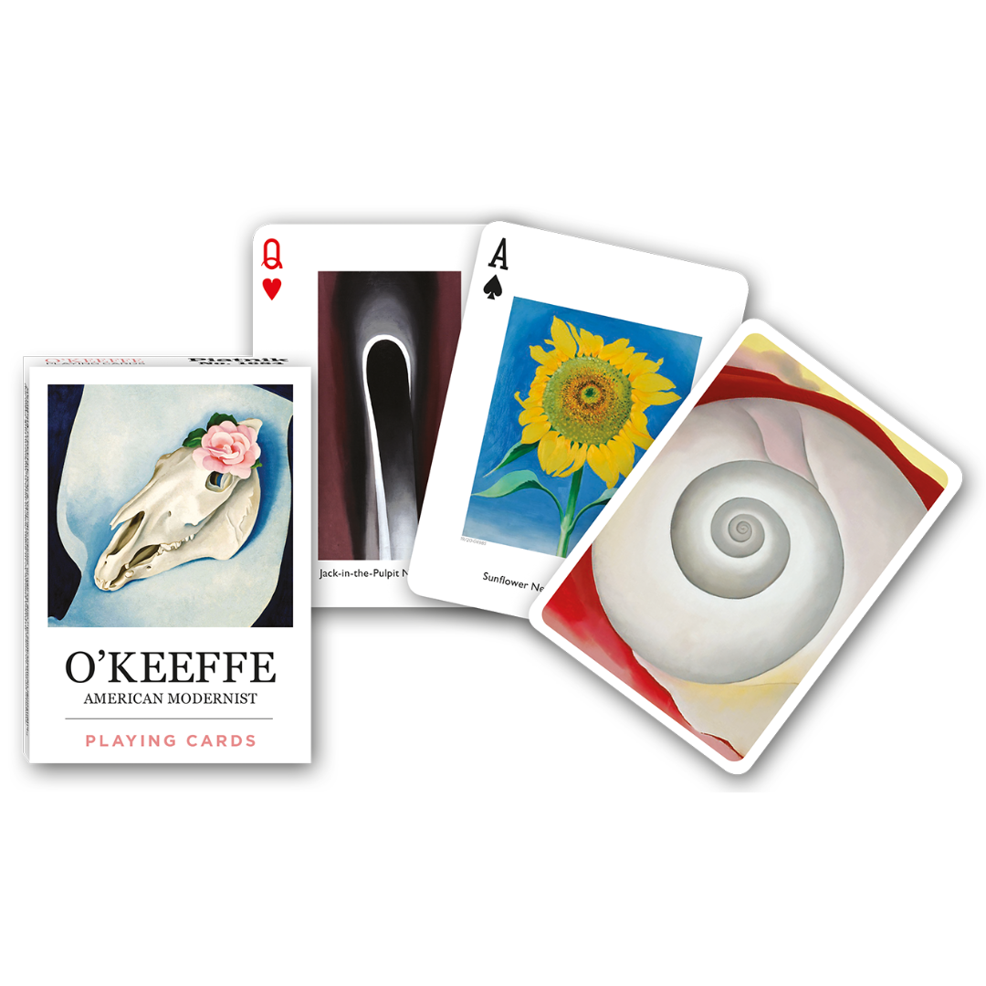 Themenkarten aus der Serie Collectors Cards von Piatnik zum Thema Georgia O-Keeffe: Abgebildet sind die Schachtelvorderseite, zwei individuell gestaltete Karten mit Motiven von O'Keeffe sowie die Kartenrückseite.