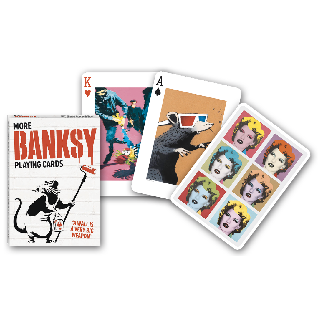 Themenkarten aus der Serie Collectors Cards von Piatnik zum Thema Banksy: Abgebildet sind die Schachtelvorderseite, zwei individuell gestaltete Karten mit Motiven von Banksy sowie die Kartenrückseite.