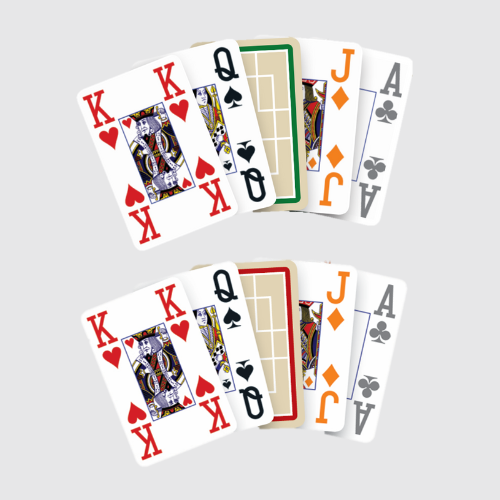 Kartenfächer der Spielkarten mit extragroßen Eckzeichen, 100% symmetrisch und Farbdifferenzierung für die bessere Lesbarkeit, einmal mit grünem Rand, einmal mit rotem Rand der Kartenrückseite.