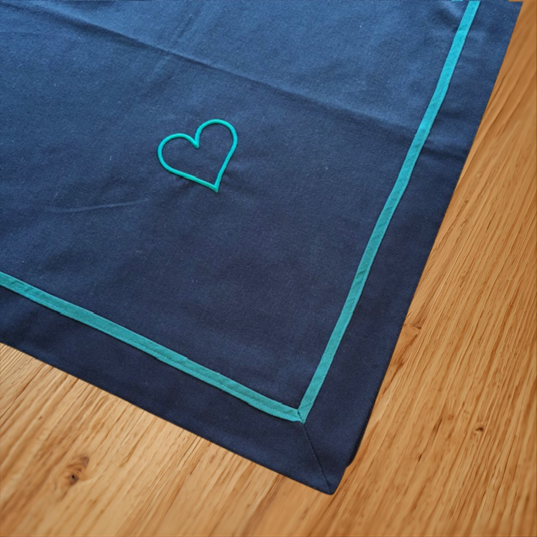 Tischdecke mit Keder und Spielkartenemblemen - Einzelstück