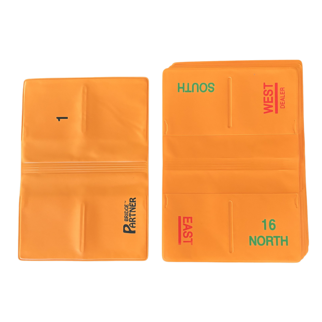 Aufgeklappte Bridge Duplicate Wallets in orange, einmal die Vorderseite von Bridge Board Nummer 1, einmal die Rückseite von Nummer 16.