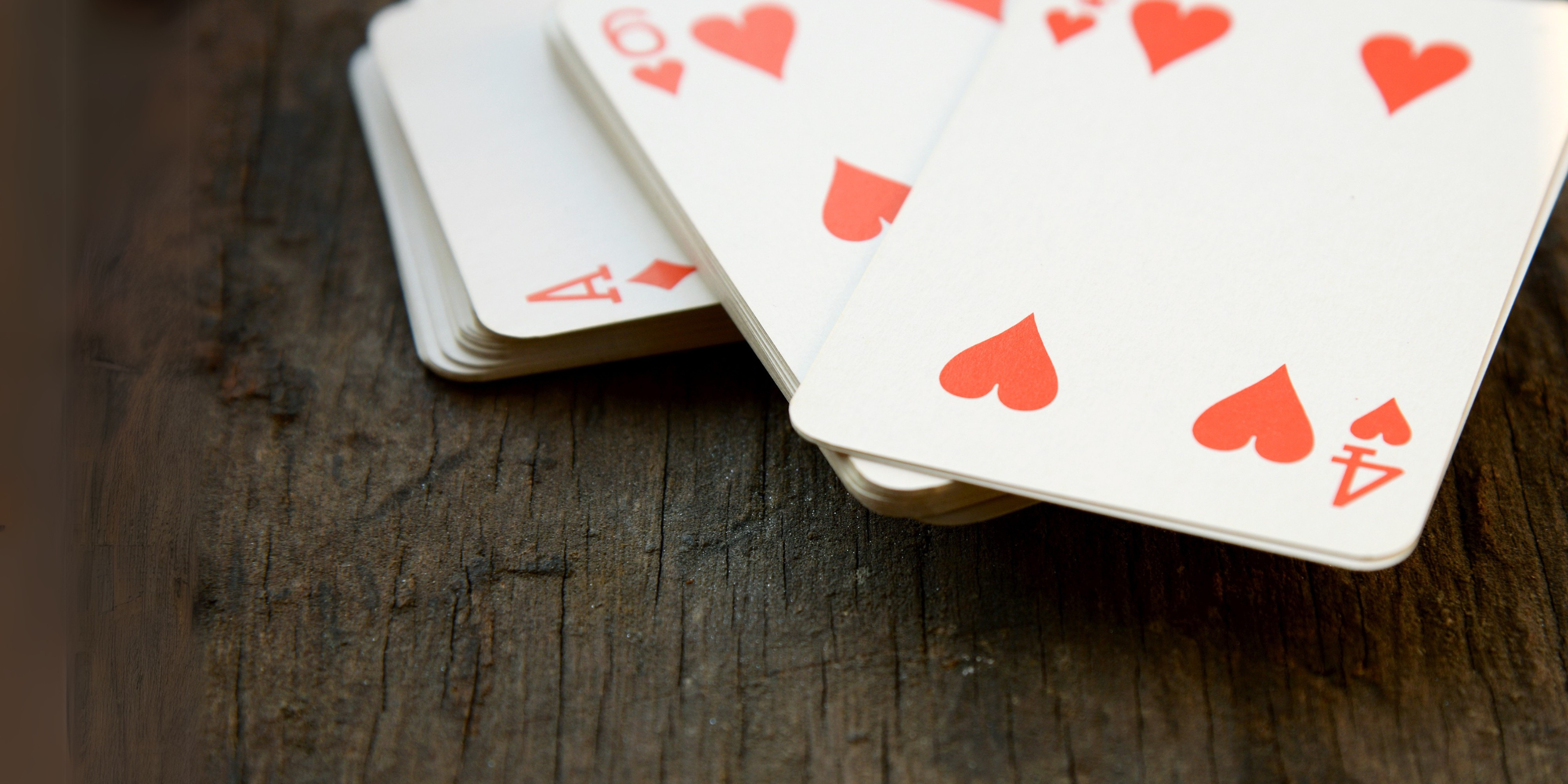 Bridge Spielkarten auf Tisch