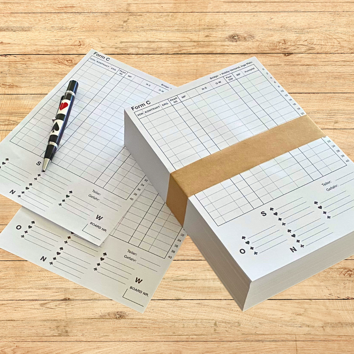 Bridge Scoreformular "Form C, 18 Anschriften" auf Holztisch