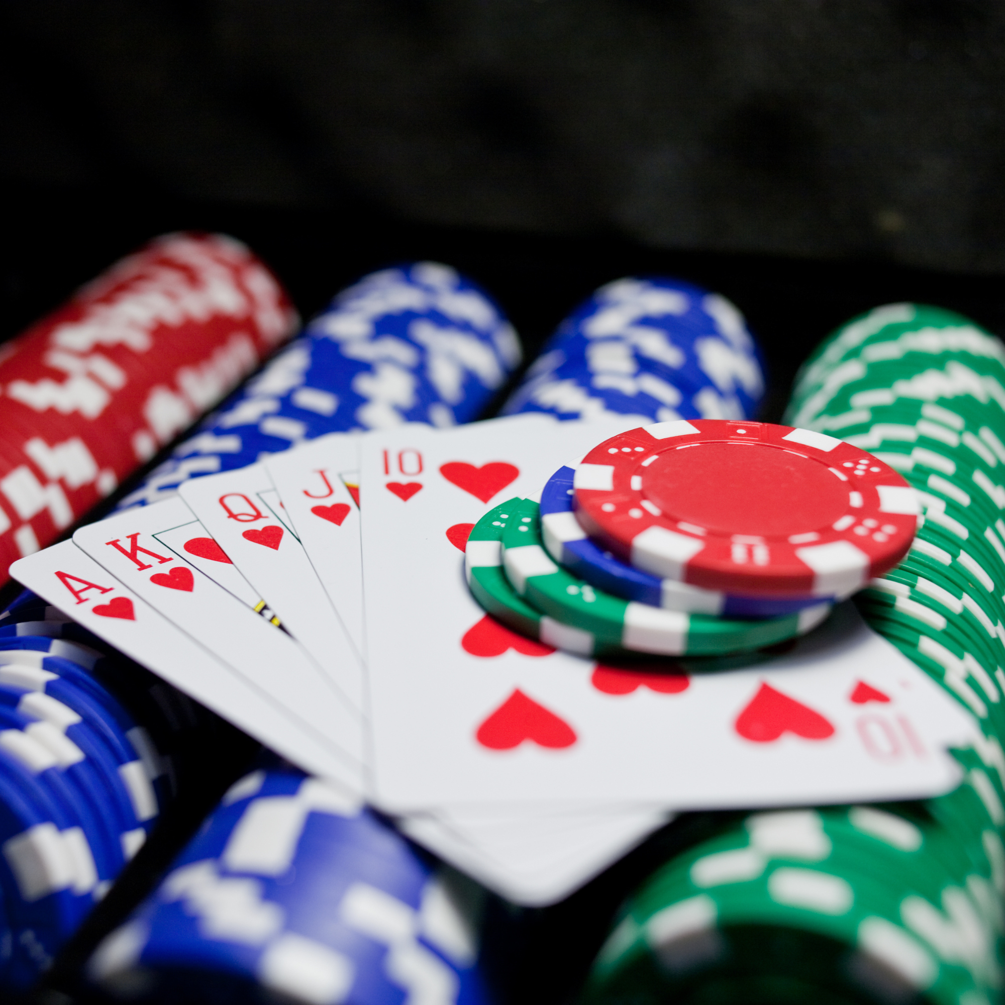 Poker-Spielkarten und Chips in verschiedenen Farben (rot, blau, grün)