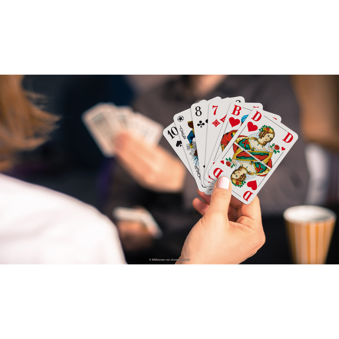 Eine Hand hält einen Kartenfächer mit den ASS Senioren-Rommé Spielkarten.