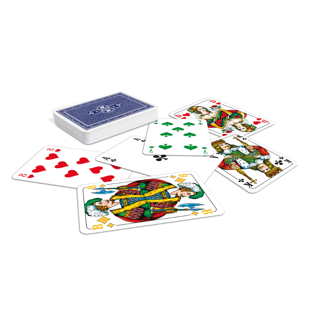 ASS Skatkarten Turnierbild lose und als Kartenstapel mit blau-weiß gemusterter Rückseite; auf den Kartenvorderseiten ist deutlich die Vier-Farbigkeit zu sehen - rotes Herz, schwarzes Kreuz, grünes Pik und gelb-orangenes Karo. 