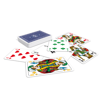 ASS Skatkarten Turnierbild lose und als Kartenstapel mit blau-weiß gemusterter Rückseite; auf den Kartenvorderseiten ist deutlich die Vier-Farbigkeit zu sehen - rotes Herz, schwarzes Kreuz, grünes Pik und gelb-orangenes Karo. 