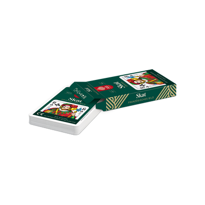 Liegende geöffnete Faltschachtel der Spielkarten Skat mit französischem Bild  mit halb herausgezogenem Kartendeck.