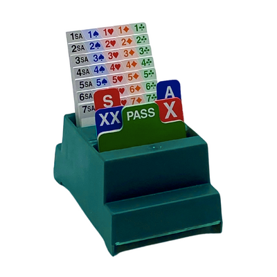 Bidding Box Klassik in Grün mit  Bietkarten vor weißem Hintergrund

