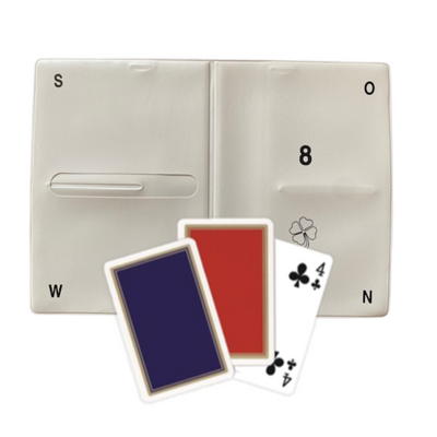 Weiche Bridge Boards, auch Wallets genannt in Grau  mit Spielkarten mit roten bzw. blauen Rückseiten auf weißem Hintergrund. 