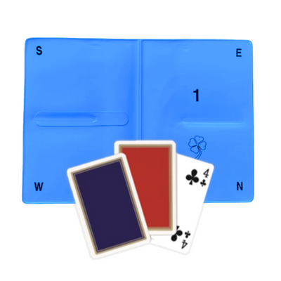 Weiche Bridge Boards, auch Wallets genannt in Hellblau mit Spielkarten mit roten bzw. blauen Rückseiten auf weißem Hintergrund. 
