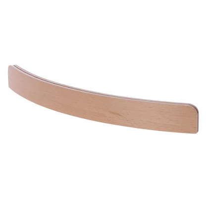 Einfacher Kartenhalter aus hellem Holz -  schlichter Holzbogen.