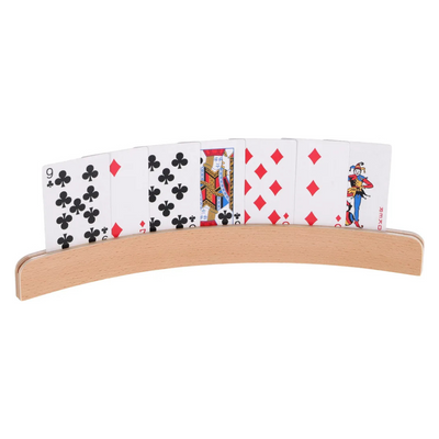 Einfacher Spielkartenhalter aus Holz - Holzbogen - mit Spielkarten. 