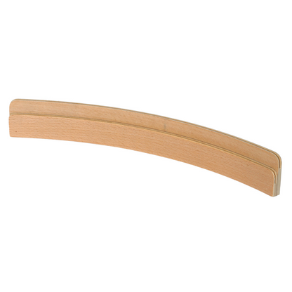 Zweireihiger Kartenhalter aus Holz ohne Spielkarten vor weißem Hintergrund.
