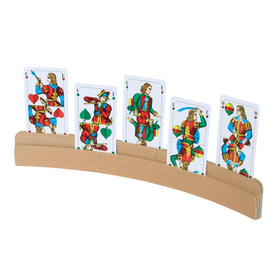 Zweireihiger Spielkartenhalter aus Holz mit fünf Spielkaren befüllt, um die zwei Ebenen sichtbar zu machen vor weißem Hintergrund.