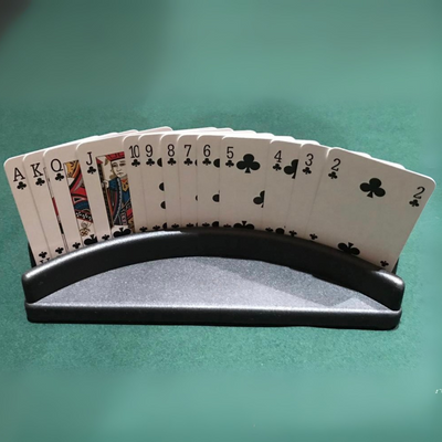 Der stabile schwarze Kartenhalter aus schwarzem Kunststoff auf grüner Spielunterlage mit 13 Spielkarten.