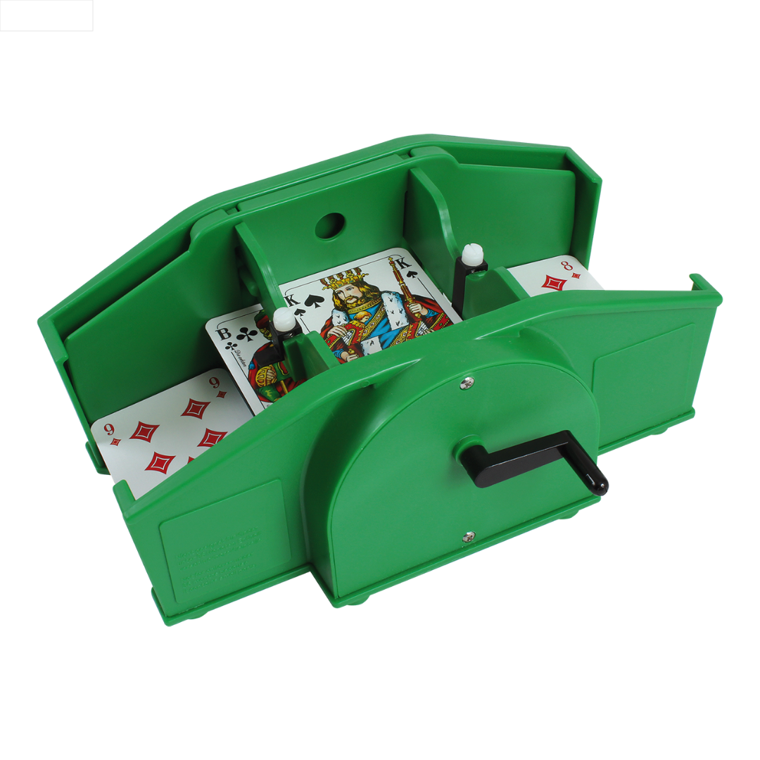 Grüner Kartenmischer Vario mit Kurbel, befüllt mit Spielkarten vor weißem Hintergrund.