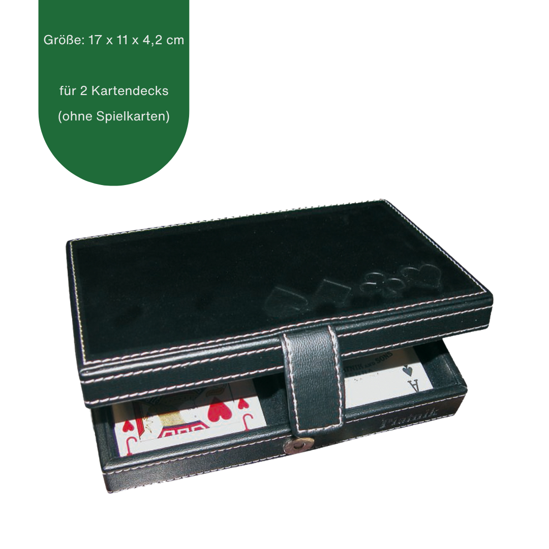 Schwarze Spielkartenkassette mit weißen Nähten für zwei Kartendecks zum Aufklappen mit einer Verschlusslasche mit Druckknopf; Lederoptik mit geprägten Spielkartensymbolen in der unteren Ecke rechts des Deckels