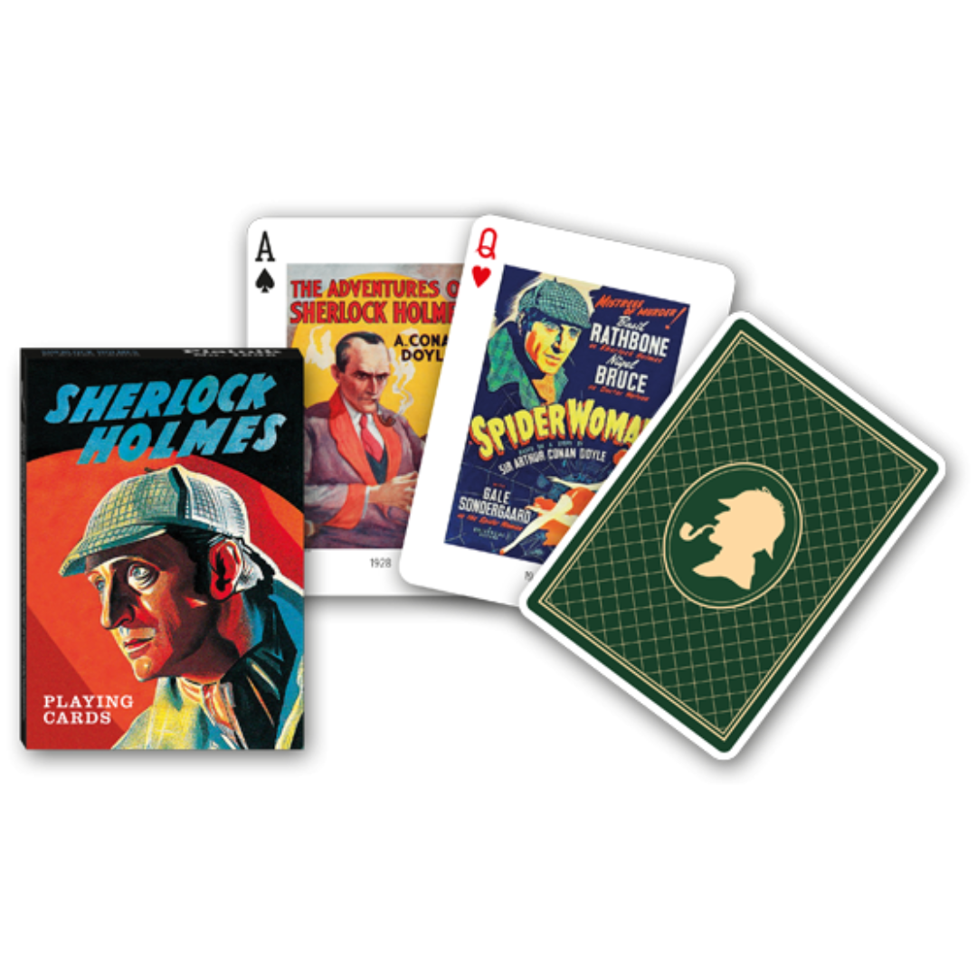 Themenkarten aus der Serie Collectors Cards von Piatnik zum Thema Sherlock Holmes: Abgebildet sind die Schachtelvorderseite, zwei individuell gestaltete Karten mit passenden Motiven zum Thema sowie die Kartenrückseite.
