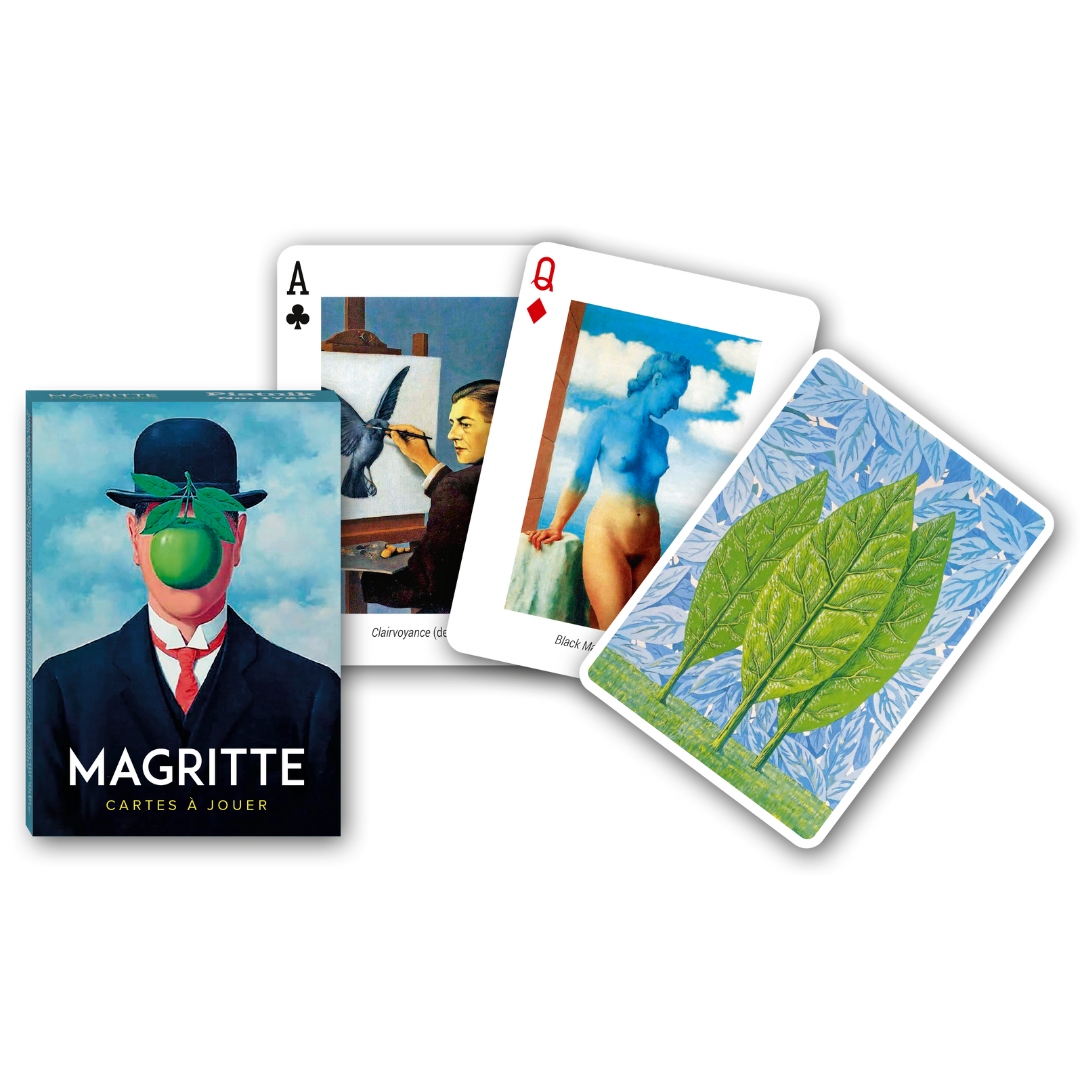 Themenkarten aus der Serie Collectors Cards von Piatnik zum Thema Magritte: Abgebildet sind die Schachtelvorderseite, zwei individuell gestaltete Karten mit Motiven von Magritte sowie die Kartenrückseite.