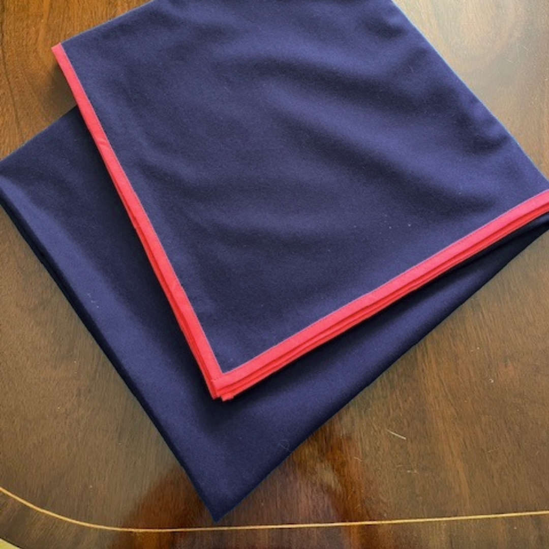 Tischdecke eckig | rot eingefasst