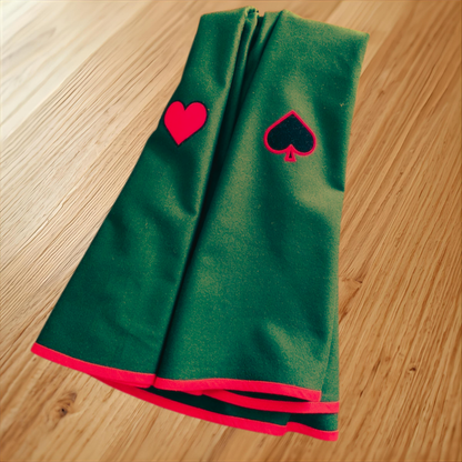 Tischdecke - rund | rot eingefasst mit Kartenemblemen - Einzelstück