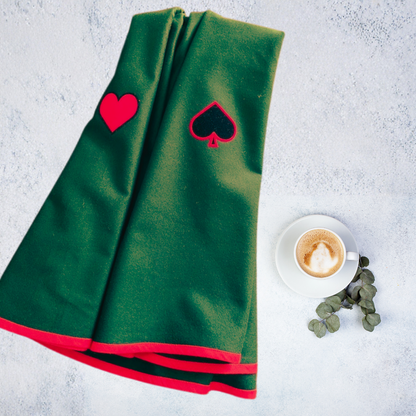 Tischdecke - rund | rot eingefasst mit Kartenemblemen - Einzelstück