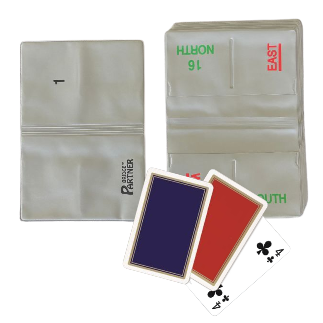 Aufgeklappte Bridge Duplicate Wallets in grau, einmal die Vorderseite von Bridge Board Nummer 1, einmal die Rückseite von Nummer 16 sowie ein kleiner Spielkartenfächer mit roter und blauer Rückseite sowie der ♣4.