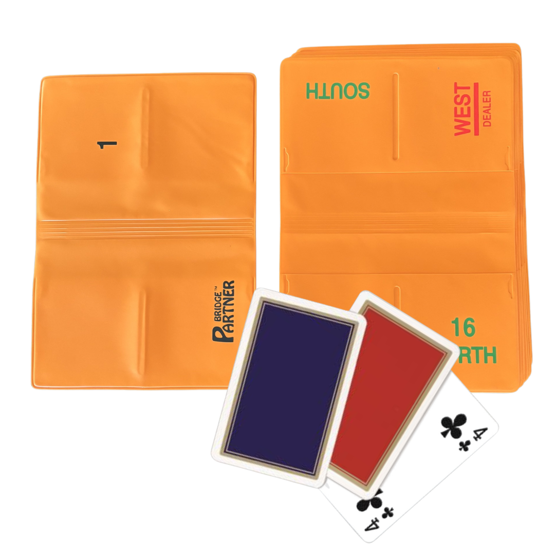 Aufgeklappte Bridge Duplicate Wallets in orange, einmal die Vorderseite von Bridge Board Nummer 1, einmal die Rückseite von Nummer 16 sowie ein kleiner Spielkartenfächer mit roter und blauer Rückseite sowie der ♣4.